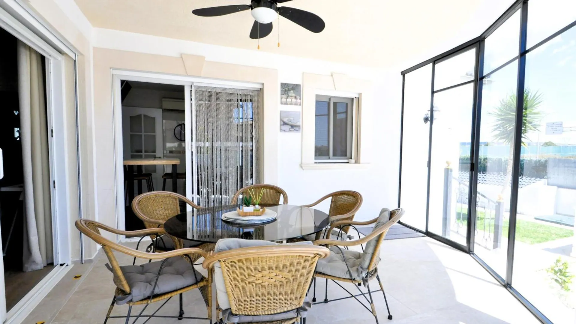 הקונטקטים של Villa Carmen